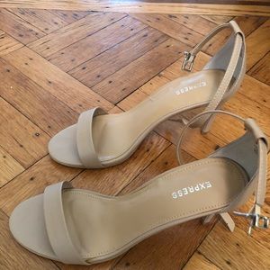 Nude sandal pump